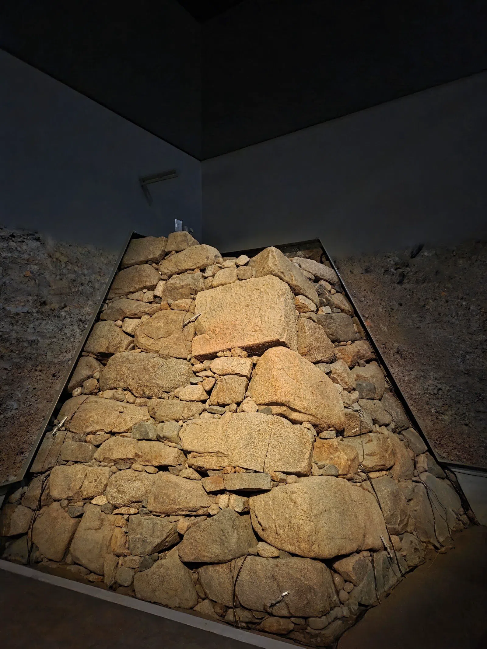 Osaka Castle Toyotomi Stone Wall Museum (Toyotomi Ishigaki-kan), Osaka