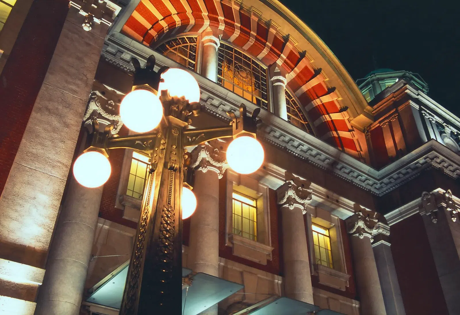 Nakanoshima, Osaka's island of museums and rose beds